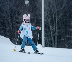 Ponad 220 zawodników i sportowe emocje – VII Gminne Zawody Narciarskie w Cieniawie