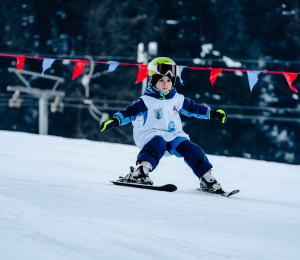 Ponad 220 zawodników i sportowe emocje – VII Gminne Zawody Narciarskie w Cieniawie