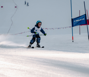 Ponad 220 zawodników i sportowe emocje – VII Gminne Zawody Narciarskie w Cieniawie