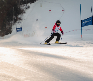 Ponad 220 zawodników i sportowe emocje – VII Gminne Zawody Narciarskie w Cieniawie