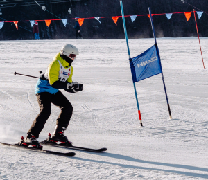 Ponad 220 zawodników i sportowe emocje – VII Gminne Zawody Narciarskie w Cieniawie
