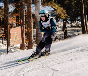 Ponad 220 zawodników i sportowe emocje – VII Gminne Zawody Narciarskie w Cieniawie