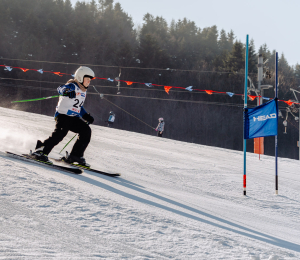 Ponad 220 zawodników i sportowe emocje – VII Gminne Zawody Narciarskie w Cieniawie