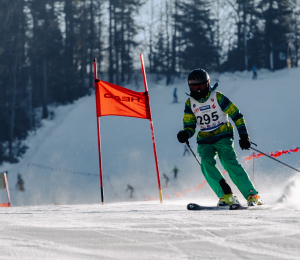 Ponad 220 zawodników i sportowe emocje – VII Gminne Zawody Narciarskie w Cieniawie