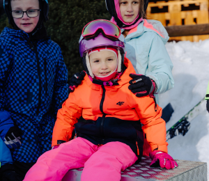 Ponad 220 zawodników i sportowe emocje – VII Gminne Zawody Narciarskie w Cieniawie