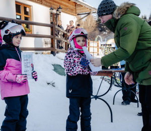 Ponad 220 zawodników i sportowe emocje – VII Gminne Zawody Narciarskie w Cieniawie