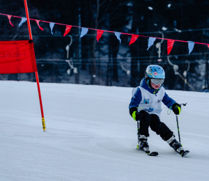 Ponad 220 zawodników i sportowe emocje – VII Gminne Zawody Narciarskie w Cieniawie