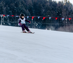 Ponad 220 zawodników i sportowe emocje – VII Gminne Zawody Narciarskie w Cieniawie