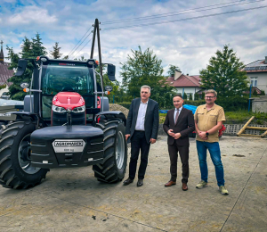 Dostawa ciągnika wraz z przyczepą w ramach projektu ,,Rozwój infrastruktury wodno – kanalizacyjnej na terenie Gminy Grybów etap I”