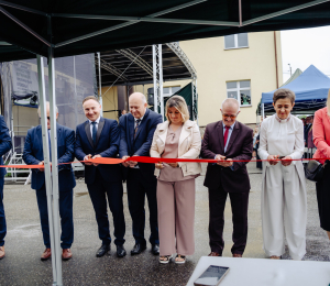 Uroczyste otwarcie boiska wielofunkcyjnego i placu zabaw przy Szkole Podstawowej w Cieniawie