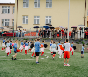 Uroczyste otwarcie boiska wielofunkcyjnego i placu zabaw przy Szkole Podstawowej w Cieniawie