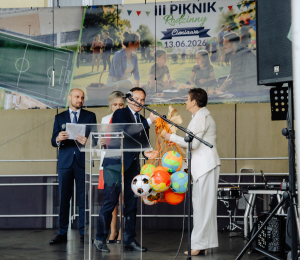 Uroczyste otwarcie boiska wielofunkcyjnego i placu zabaw przy Szkole Podstawowej w Cieniawie