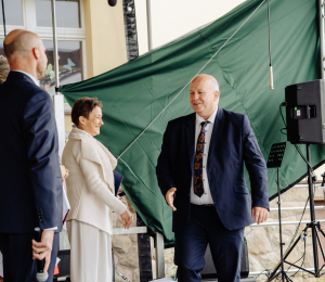 Uroczyste otwarcie boiska wielofunkcyjnego i placu zabaw przy Szkole Podstawowej w Cieniawie